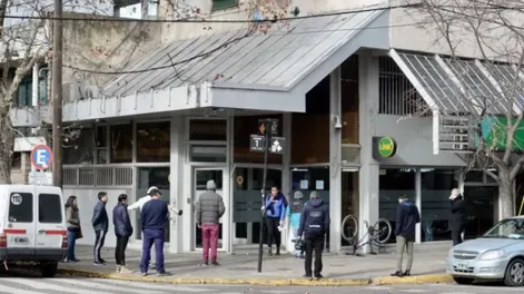 De película: ladrones vestidos de policías intentaron robar una sucursal de un banco
