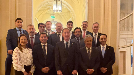 Marcelo Orrego, junto a demas funcioarios y mandatarios provinciales.