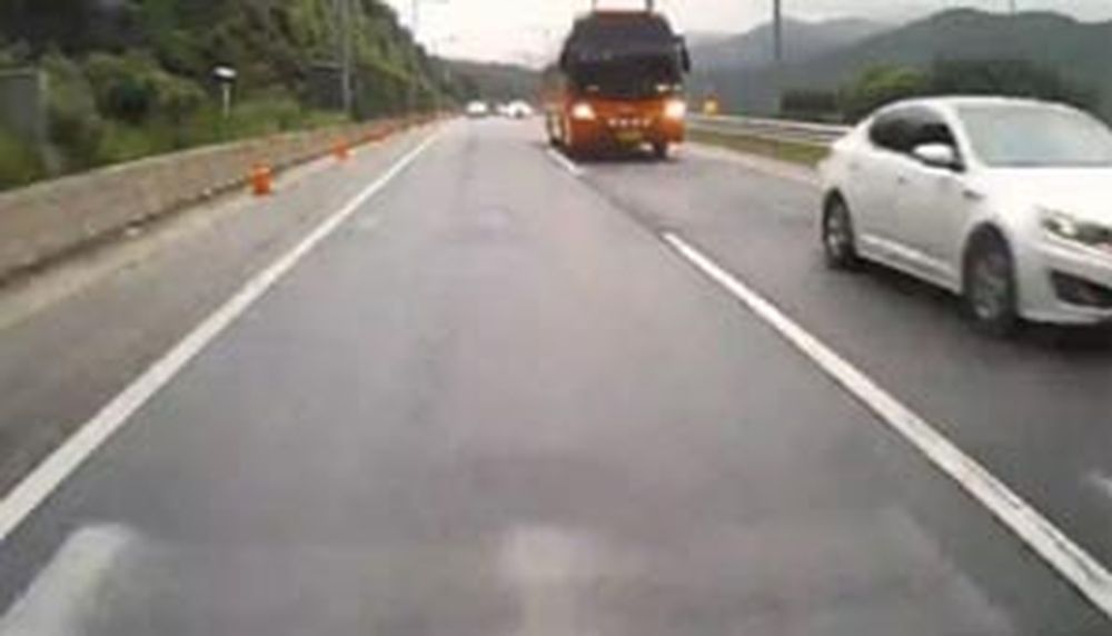 Video impactante: un colectivo fuera de control embistió varios autos y mató a cuatro personas