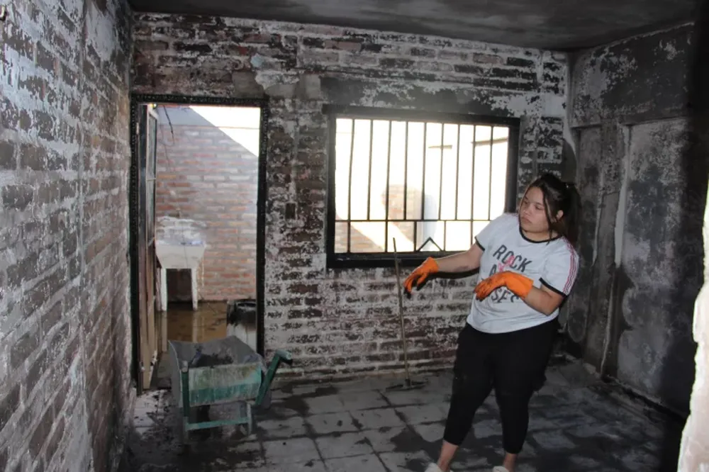 Hace un mes se fueron a vivir a su nueva casa y ahora un incendio les destruyó todo