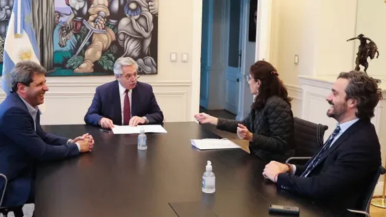 Uñac firmó convenios con Fernández por fondos para casas y transporte