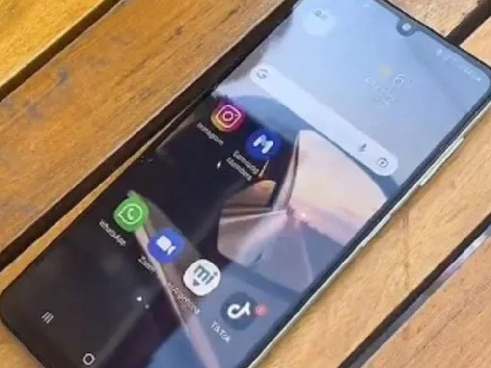 Se le rompió la pantalla táctil del celular y se le ocurrió una ingeniosa solución