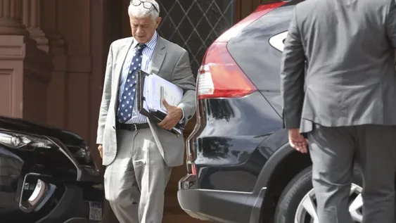 Nuevo golpe de la Justicia empuja al megadecreto de Milei al borde del abismo