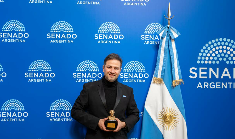 El sanjuanino Pablo Flores Torres, con su distinción Alberdi, por su obra Alberdi. El Musical.&nbsp;