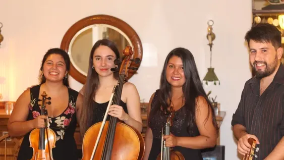 sanjuanino Lucas Maureira junto al Trío de Cuerdas Ámbar