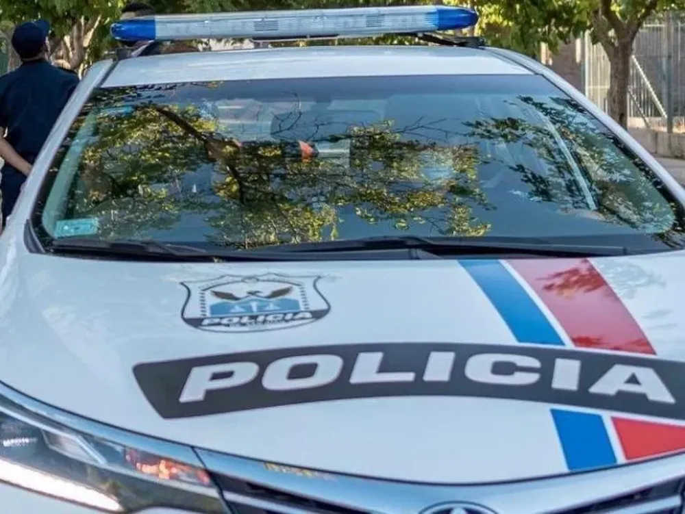 Golpeó a un policía, mordió a otro y atacó a patadas un patrullero