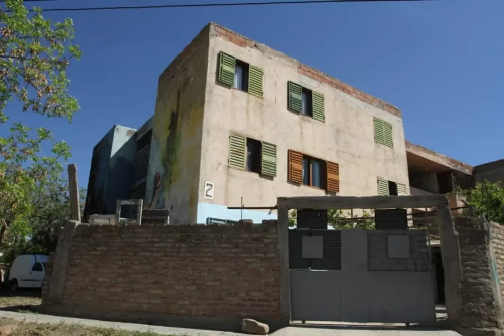 Mataron a un joven de dos balazos en la vereda de una casa de Godoy Cruz