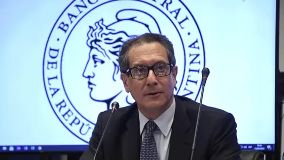 El Gobierno endurece el cepo y el blue se dispara a $232