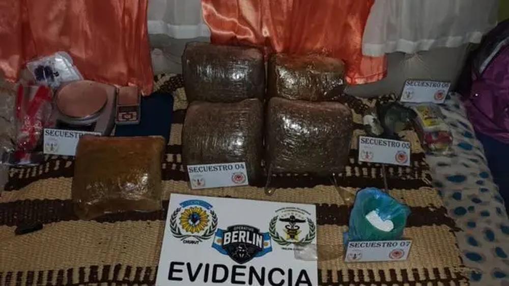 Parte de la droga y otros elementos secuestrados durante los operativos contra la presunta organizaci&oacute;n narco investigada desde Chubut. (Foto: ADN Sur)