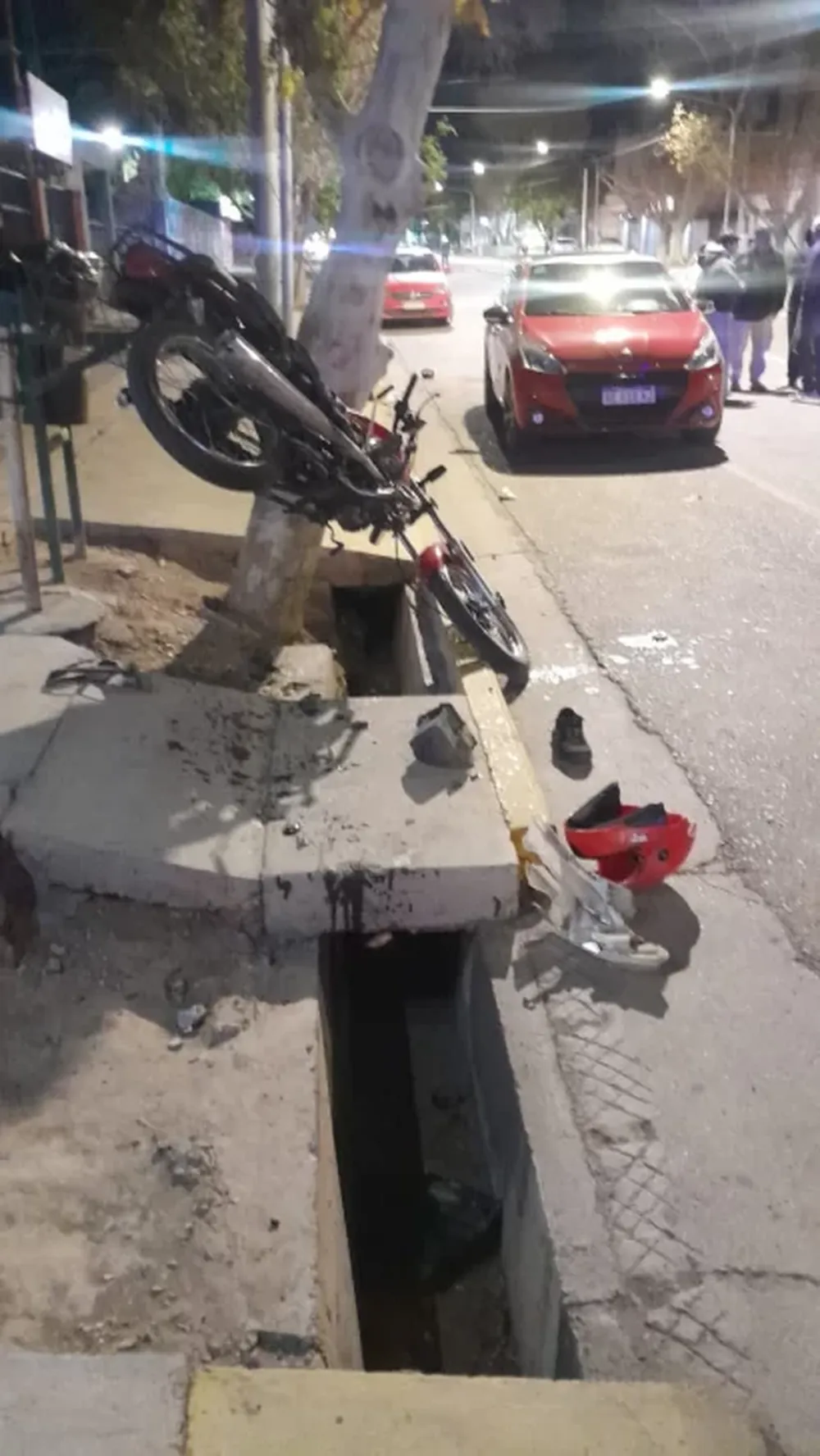 Colgada de un basurero terminó la moto que guiaba un joven de 20 años, que quedó en grave estado.