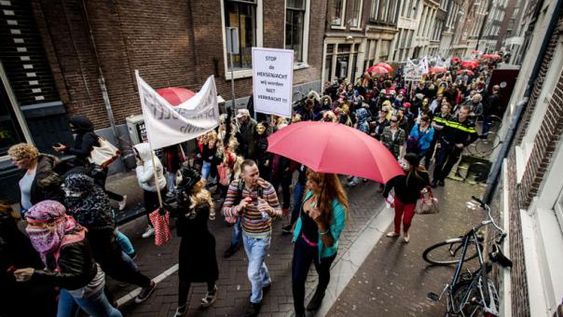 Holanda: trabajadoras sexuales protestan ante el Parlamento por el cierre de burdeles