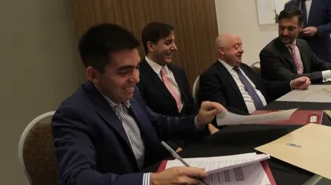 Diario de Cuyo | La firma. En la imagen, Sebastián Lobo, Francisco Pontoriero, Paul Stanley y Nicolás Avellaneda, mientras firmaban la venta el pasado viernes. El CEO de Achilles viajó a San Juan especialmente para el momento.