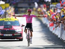 Victoria. Ecuador y Latinoamérica festejan la llegada en solitario de Richard Carapaz en el Tour de Francia.