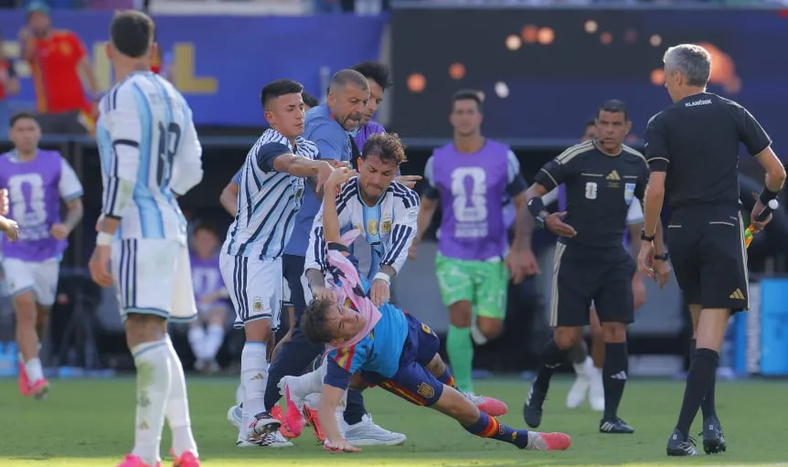 Paredes agredió a Gavi, luego de agarrar del cuello a Eric García.