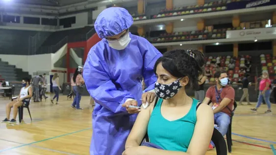 Si se mantiene el envío, creen que en 4 meses vacunarán al 70% del objetivo