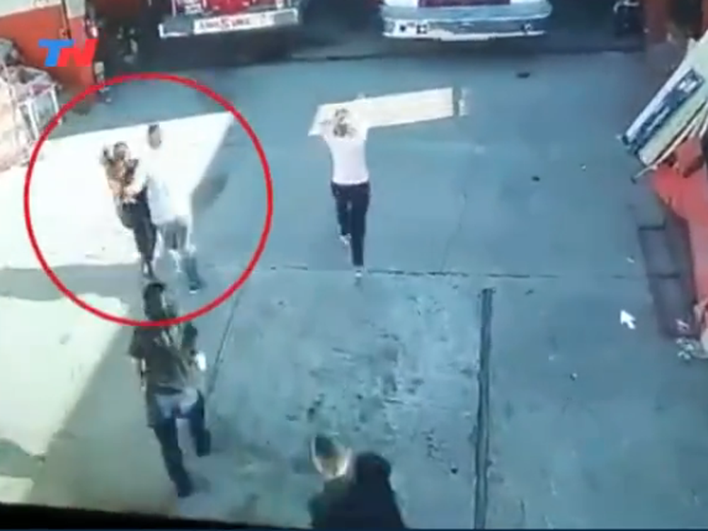 [VIDEO] Una bombero le salvó la vida a una beba que no podía respirar