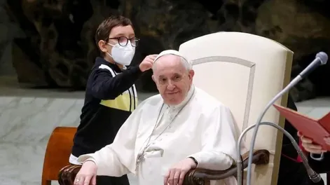Un niño le “robó” el solideo al papa Francisco: su reacción