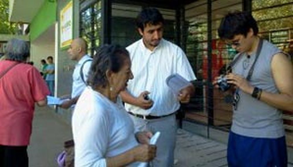 Militantes informan a los consumidores en supermercados