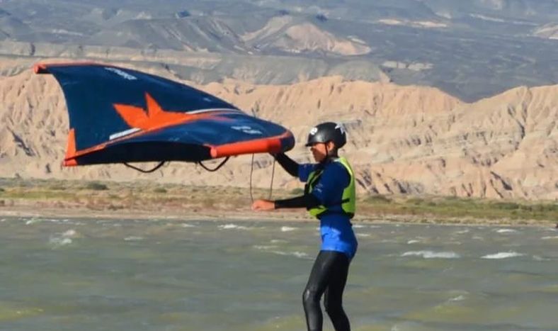 Sensaciones. El wingfoil se ganó espacio en el Dique Cuesta del Viento con una propuesta deportiva diferente.