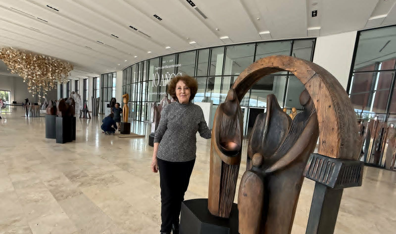 Mirta Romero, en los últimos detalles de la muestra, que inaugurará el jueves en el hall del Teatro del Bicentenario (fotos Daniel Arias - Diario de Cuyo)