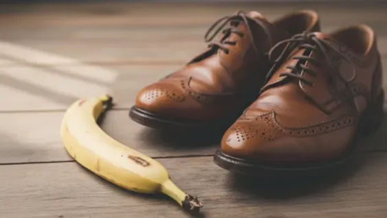 Para qué sirve lustrar los zapatos con una banana.