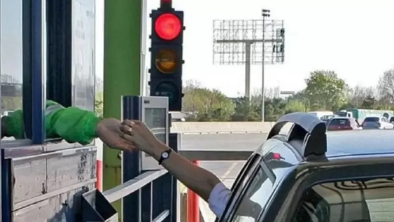 Cobro de peajes en rutas nacionales.