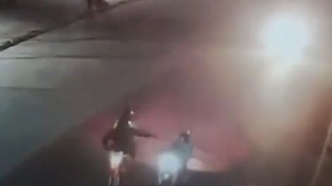 [VIDEO] Asesinaron a tiros a un joven de 19 años para robarle su moto