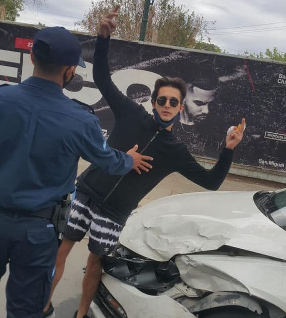 Quién es el conductor del auto de lujo que se hizo el “canchero” con la policía