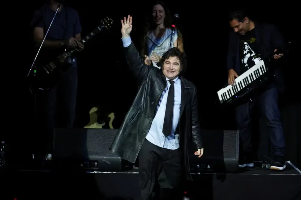 El año pasado, Javier Milei cantó solo un tema de La Renga, ahora quieren convencerlo que cante más de una canción.