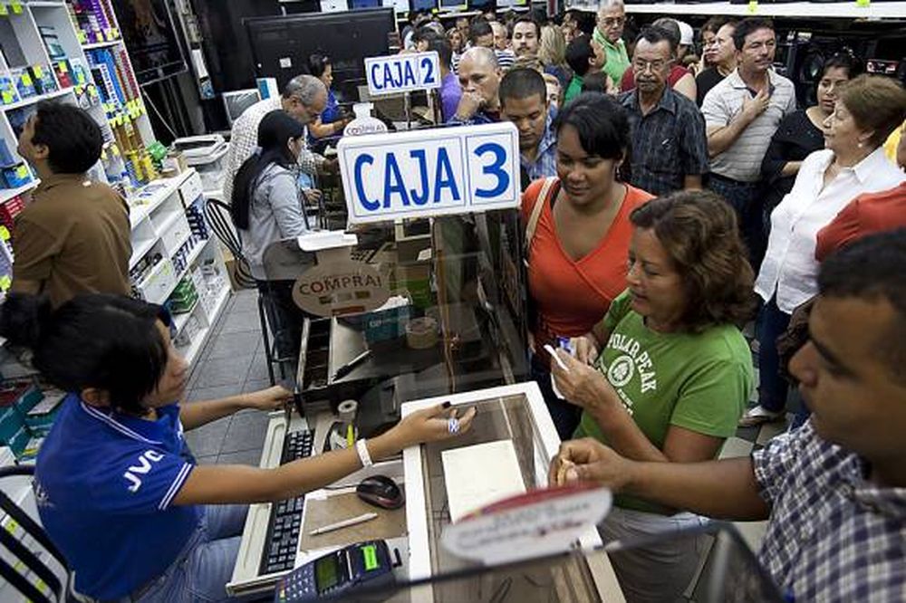 Cuestionan la devaluación anunciada por Venezuela