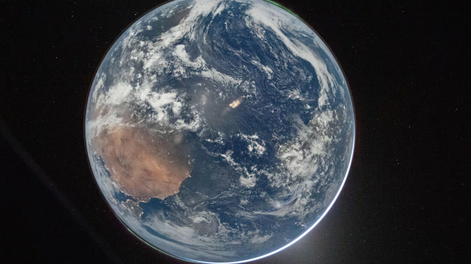 La Tierra vista desde la nave Orion que va rumbo a la Luna.