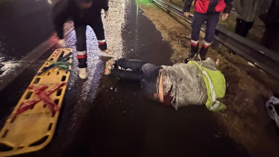 el dramatico pedido de la familia de un motociclista atropellado que lucha por su vida: lo dejaron tirado bajo la lluvia