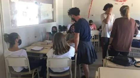 No le dejaron usar bermudas y fue de pollera a la escuela