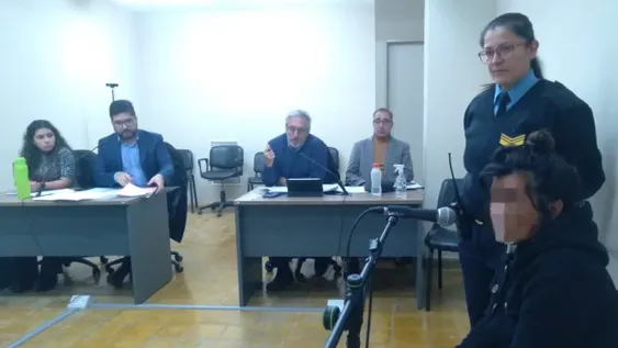 DESCOMPENSADA. La sospechosa (derecha) lloró durante gran parte de la audiencia y hasta se descompensó antes de que el juez decidiera pasar a un cuarto intermedio hasta el lunes.