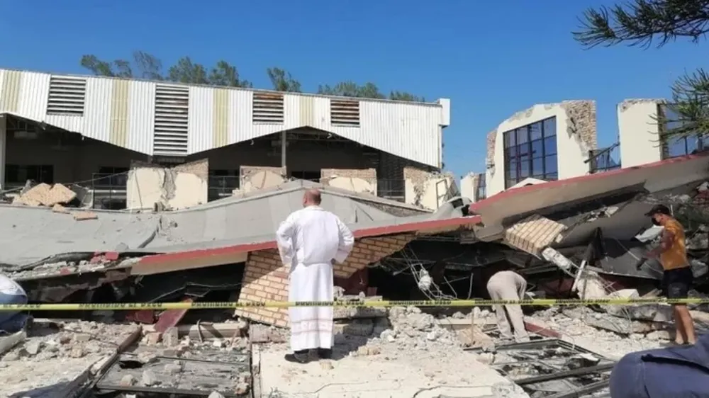 Al menos siete muertos al derrumbarse el techo de una iglesia durante una misa en México