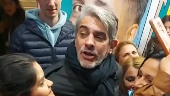 Escracharon a Pablo Echarri en la puerta del teatro: su reacción