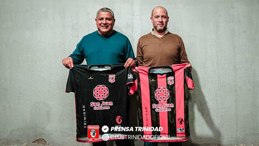 El presidente saliente, Martín Riveros y el presidente entrante Omar Rodríguez. Atlético Trinidad renovó sus autoridades anoche.&nbsp;