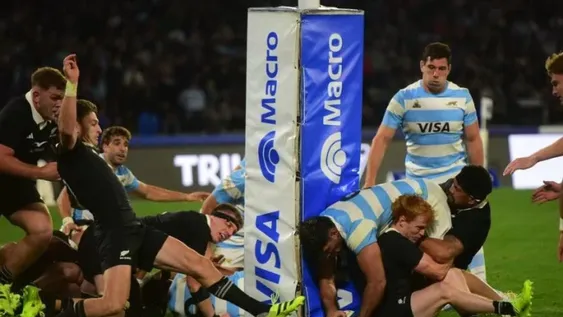 OVIEDO ANOTA uno de los try de Los Pumas, que fue presa de sus propios errores en el manejo de la pelota. Los neocelandeses fueron prácticos y efectivos. La semana próxima jugarán en Vélez.