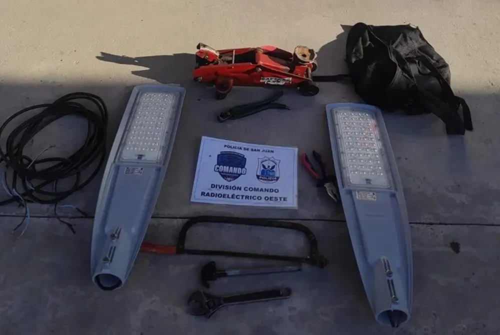 Detuvieron a dos sujetos por robar paneles de alumbrado público en Marquesado