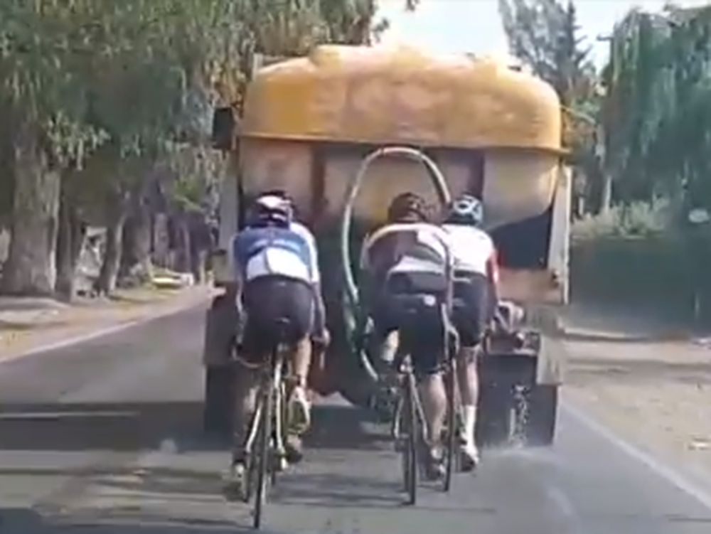 [VIDEO] Enojo en las redes por ciclistas que van “chupados” detrás de un camión