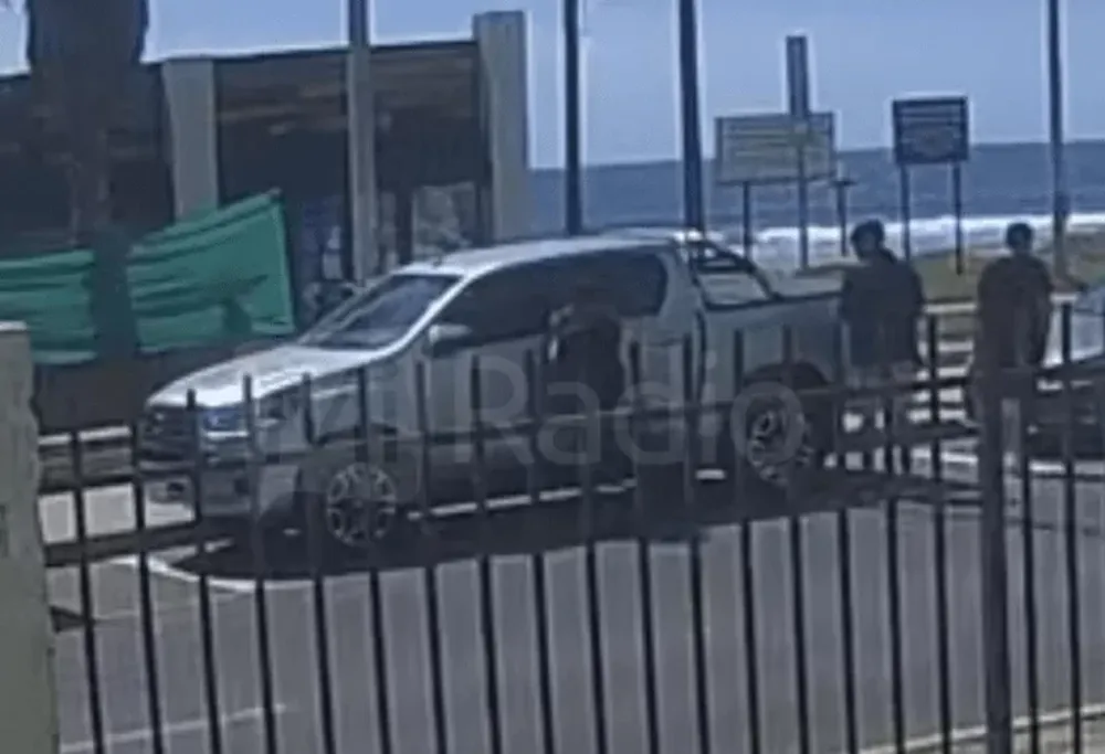 [VIDEO] En un minuto, robaron una camioneta mendocina a plena luz del día en la Avenida del Mar en La Serena