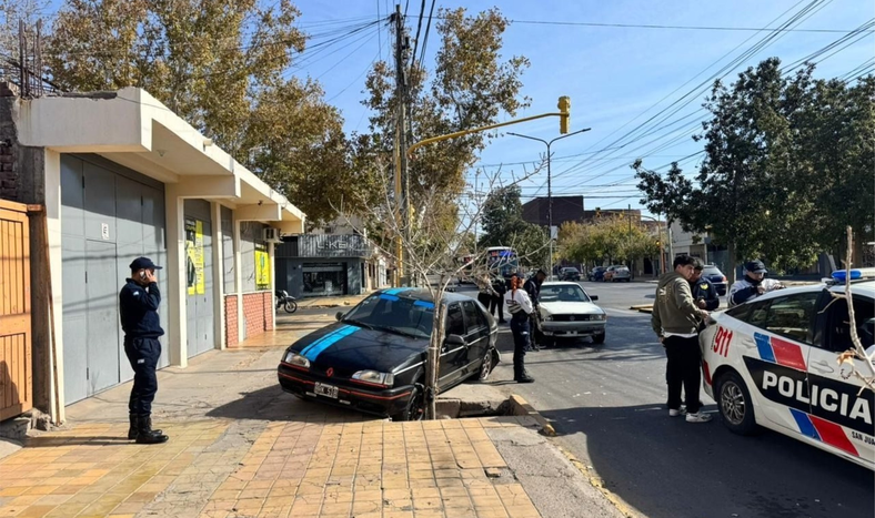 Violento choque en Capital: un Renault 19 terminó sobre la vereda tras impactar con un Gol