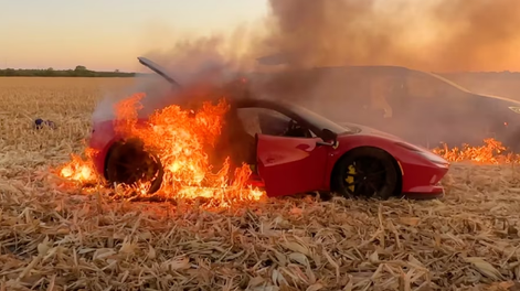 A un youtuber se le prendió fuego la Ferrari y registró todo en un video impactante