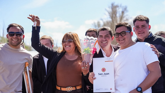 Orrego entregó viviendas y computadoras en Jáchal y realizó anuncio de obras