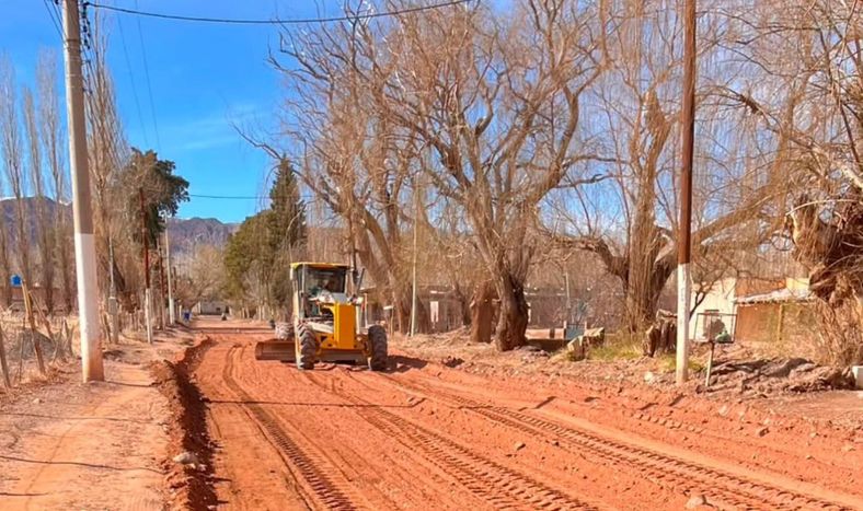 El municipio de Calingasta continúa trabajando para recuperar los caminos afectados por el temporal de lluvia y nieve.