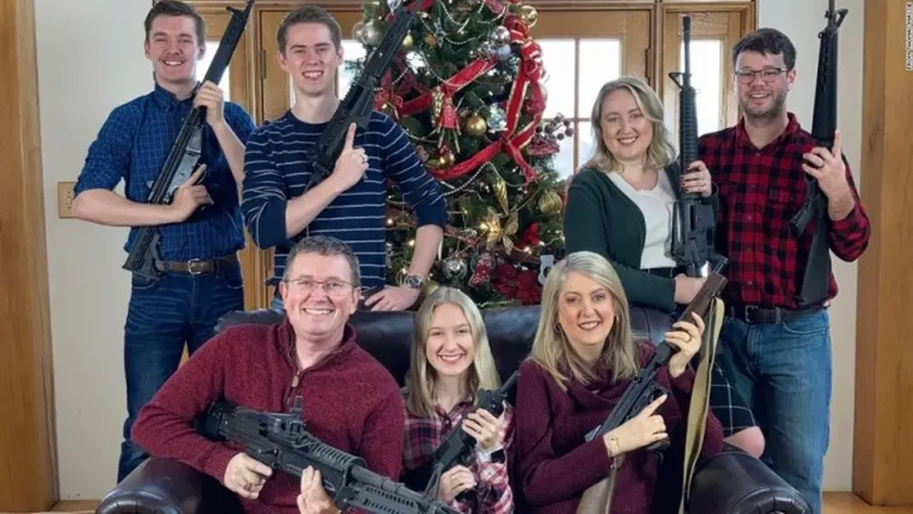 “Papa Noel, traé balas”: la insólita postal familiar de un congresista de Estados Unidos