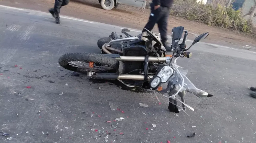 Un motociclista fue hospitalizado después de chocar contra un auto