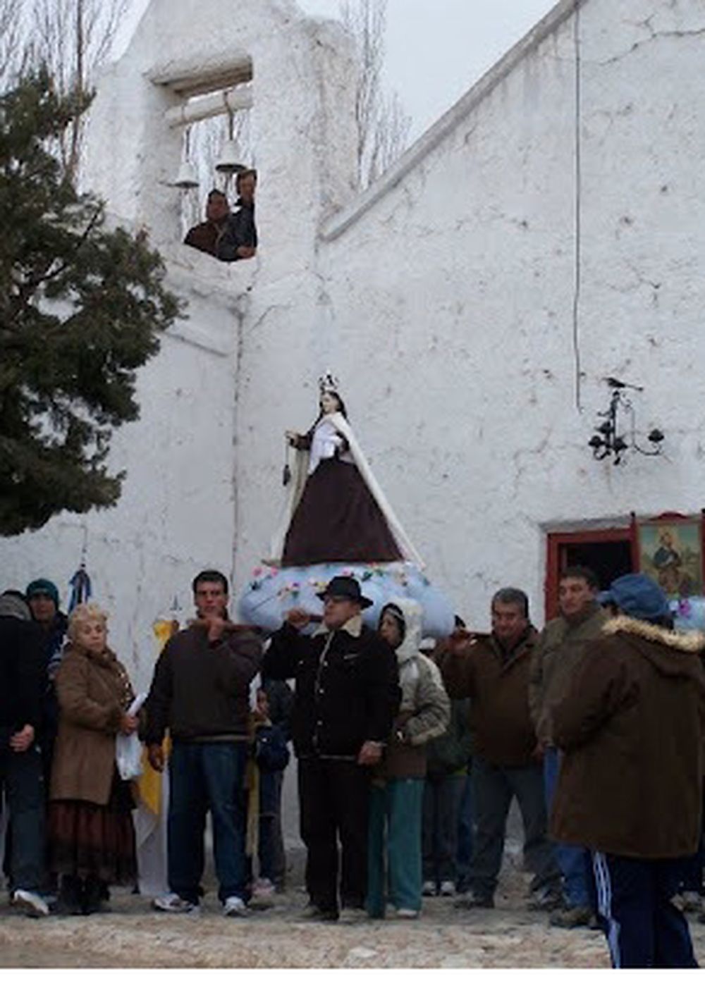 Históricamente la devoción a la Virgen del Carmen se relacionaen Cuyo con los jesuitas y franciscanos y además el GeneralJosé San Martín la proclamó mucho tiempo después “Patrona y Generala” del Ejército de Los Andes.