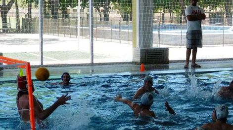 Diario de Cuyo | Competencia. El abril pasado la UNSJ organizó una competencia nacional de waterpolo en la pileta climatizada de El Palomar con el objetivo de fomentar la práctica de deportes acuáticos.