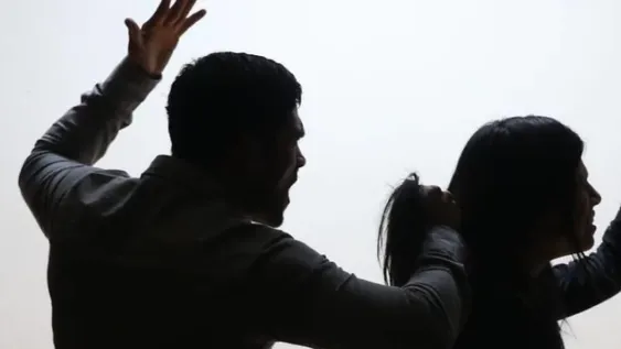 Por celos enfermizos en la pareja, una mujer recibió una brutal golpiza